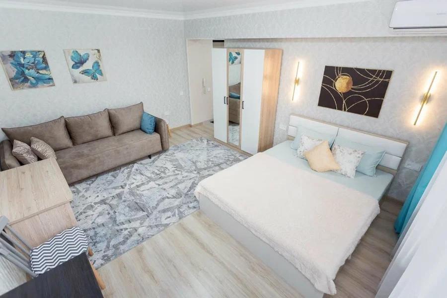шикарная в золотом квадрате * Almaty