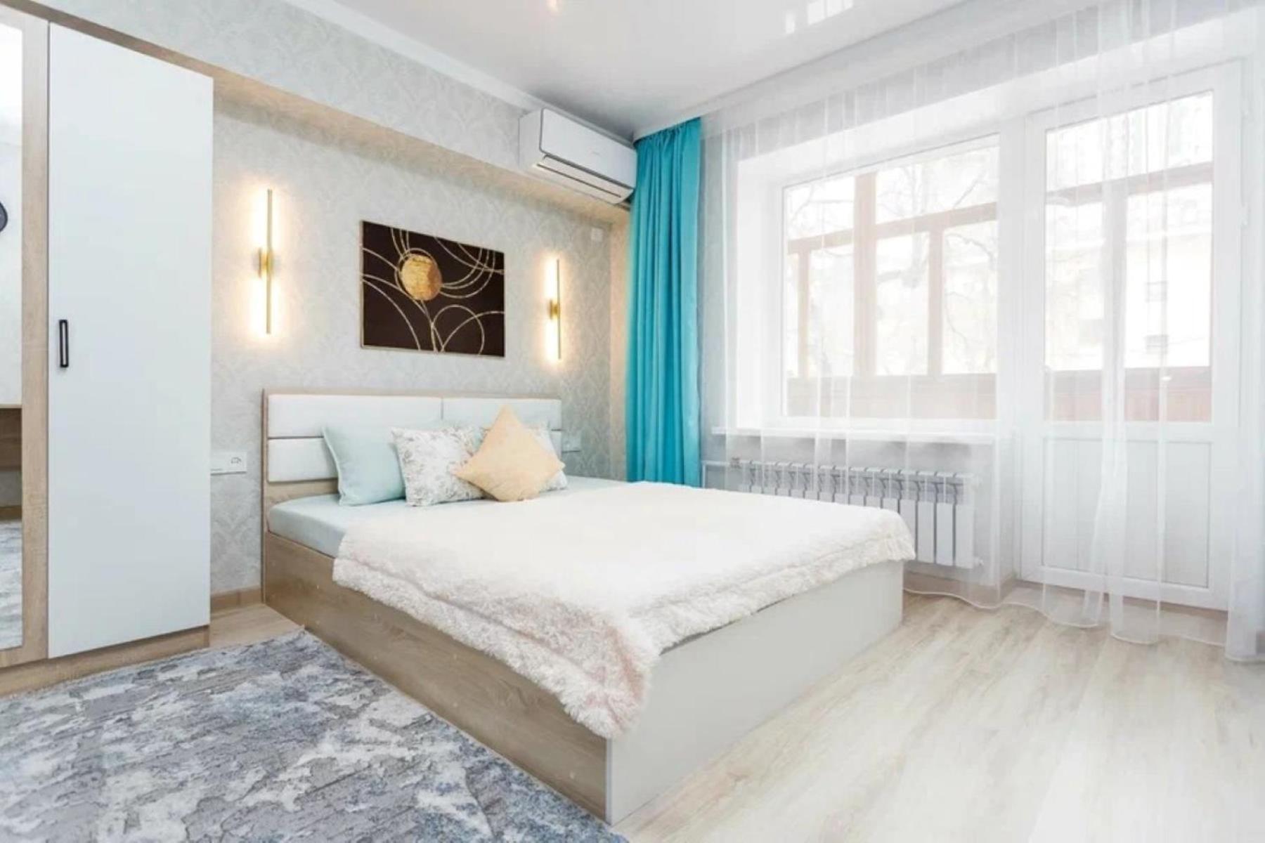 шикарная в золотом квадрате * Almaty